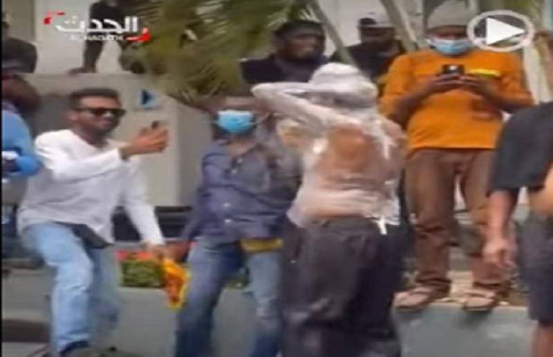 شاهد.. فيديو يعرض مشهدا طريفا لـ سريلانكي يستحم في مسبح الرئيس بعد هروبه