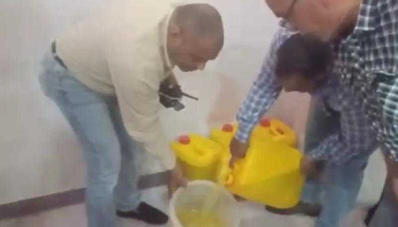 ضبط مخزن لتعبئة وبيع الزيوت المستخدمة بالمنازل والمطاعم بعد تكريرها في الجيزة