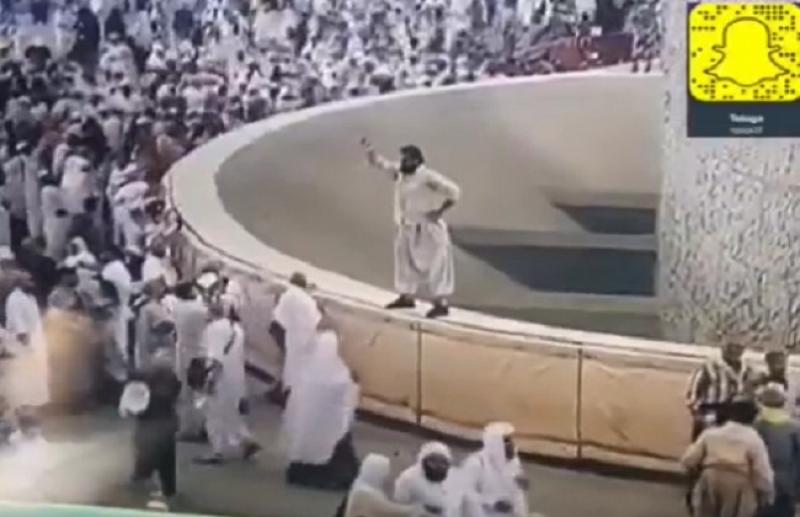 شاهد.. حاج يتسلق حائط رمي الجمرات لالتقاط صورة