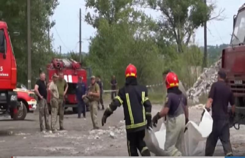 بعد تعرضه للقصف الروسي.. لحظة إنقاذ مواطن أوكراني من تحت أنقاض مبنى سكني - «فيديو»