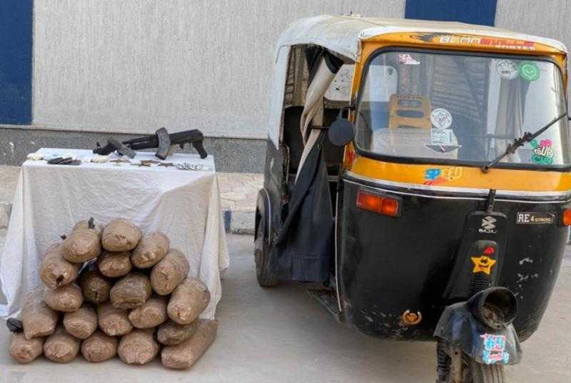 ضبط 55 كيلو بانجو وأسلحة نارية داخل توك توك بدمياط