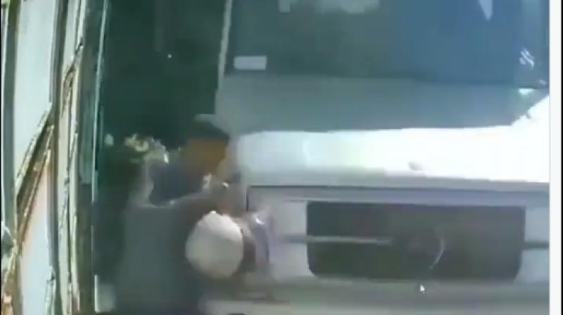 شاهد.. معجزة تنقذ هنديا من الموت المحقق بعد اصطدامه بشاحنة