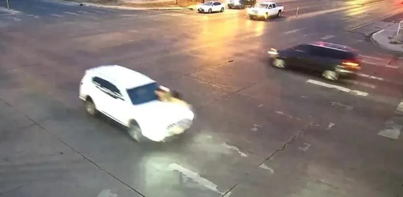 بداخلها طفلان.. فيديو لأم شجاعة تتصدى لمحاولة سرقة سيارتها