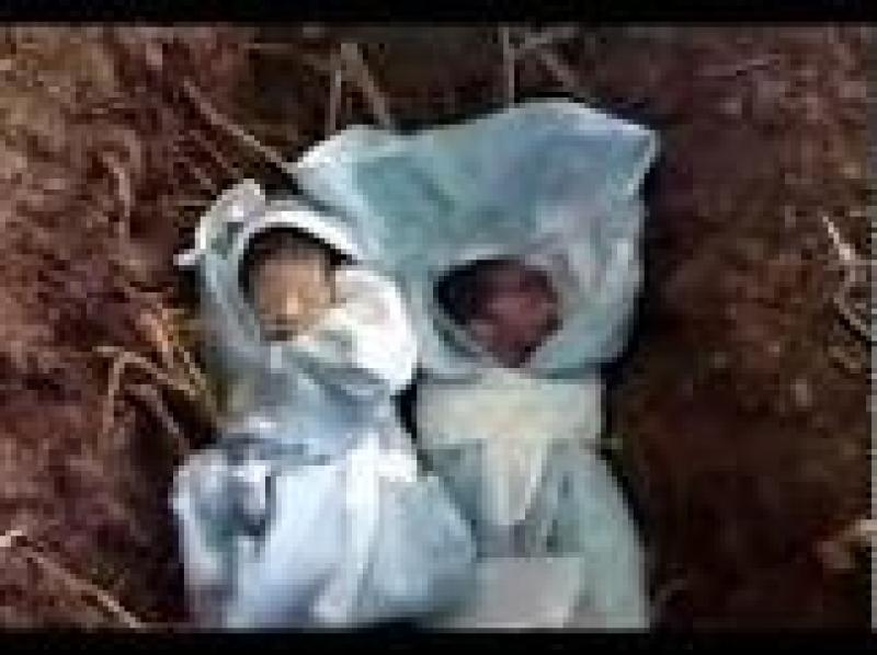 لسبب قاس.. شاهد| فيديو مفجع لأمهات يدفن أطفالهن