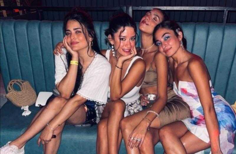 سينتيا خليفة تقضي عطلتها الصيفية في الساحل الشمالي برفقة أصدقائها