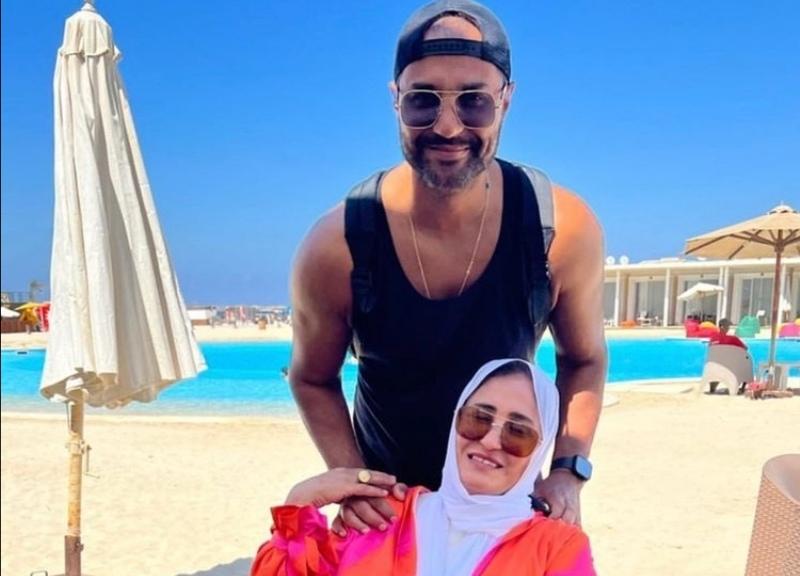 كريم فهمي ووالدته 