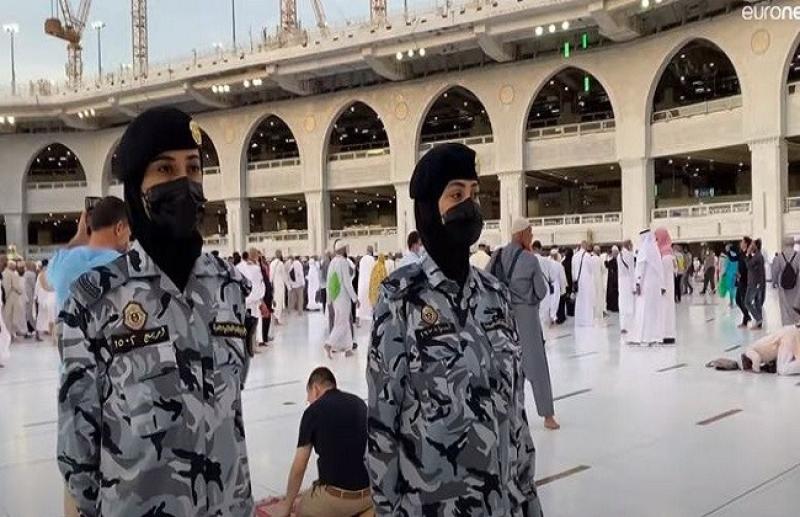 شاهد.. مجندات سعوديات يقدمن المساعدات للحجاج بالحرم - «فيديو»