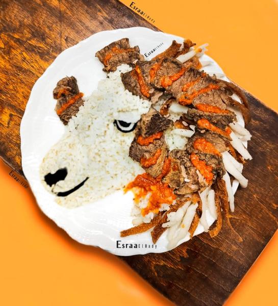 بالأرز والصلصة والعيش..فنانة تبدع فى رسم رأس خروف العيد على طبق الفتة