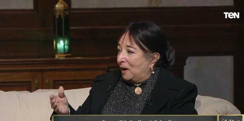 مش هتصدق.. سميرة عبد العزيز تروي قصة لقائها الأول بزوجها