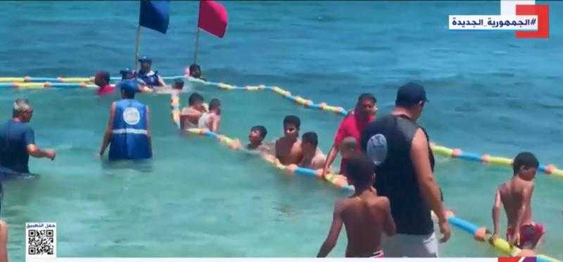 الحلم أصبح حقيقة..شاهد: إقبال ذوي الهمم على أول شاطئ لهم بالإسكندرية