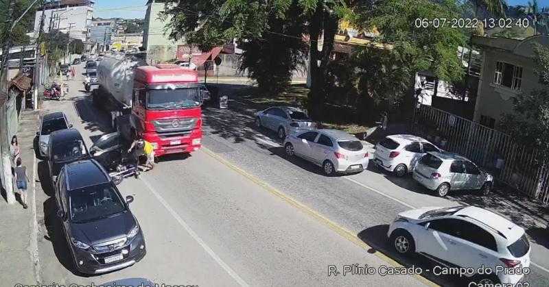 فيديو كارثي لاصطدام قائد دراجة نارية بباب سيارة متوقفة أثناء مرور شاحنة