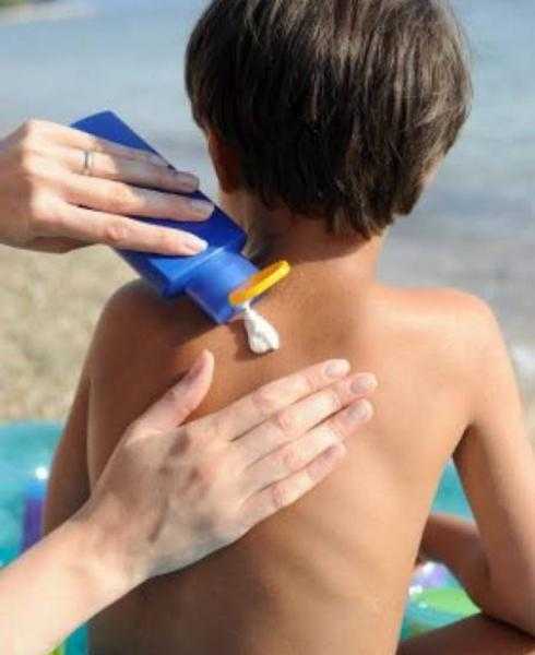 خبراء تجميل يحذرون من واقي الشمس: بعضها لا يحمي من الأشعة المسرطنة