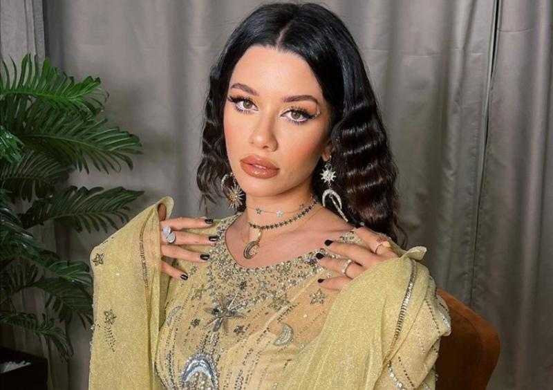 «مش خايفة من التحرش».. إطلالة جريئة تضع سينتيا خليفة في مرمى الانتقادات