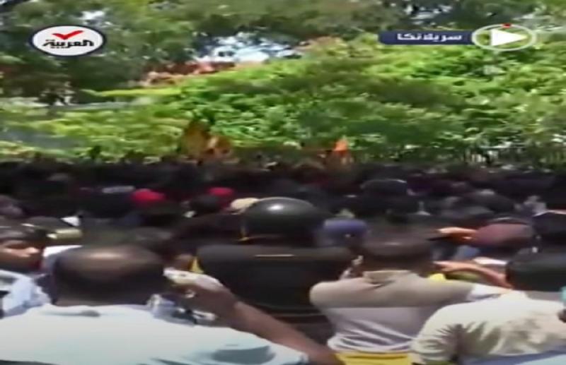 بعد هروب الرئيس للمالديف.. حشود غاضبة تجتاح شوارع سريلانكا «فيديو»