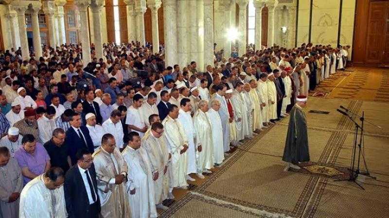 هل قراءة الفاتحة خلف الإمام في الصلاة الجهرية واجبة؟