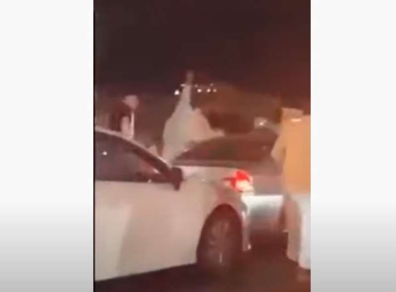 شاهد| مواطن مصري يمزق المصحف الشريف في السعودية.. وعلقة ساخنة له في الحال