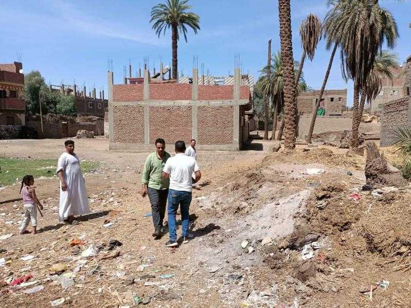 مجلس مدينة دشنا يستجيب لشكوى مواطن بسبب تعدِ جيرانه على الطريق العام