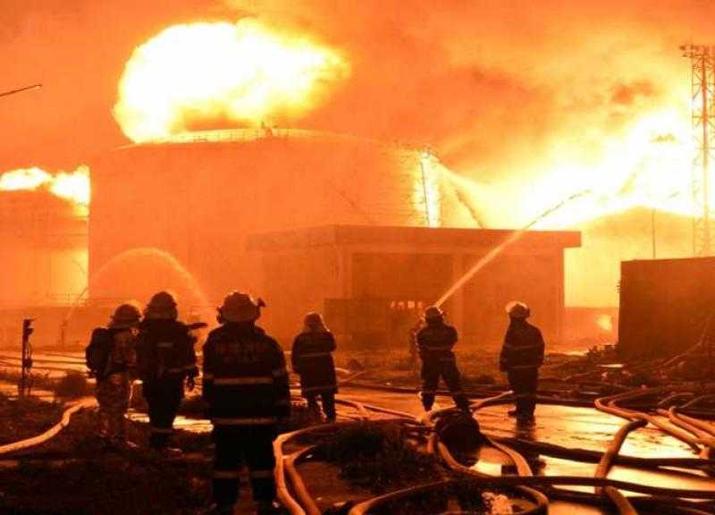 السيطرة على حريق نشب داخل مصنع أثاث في السلام دون إصابات بشرية