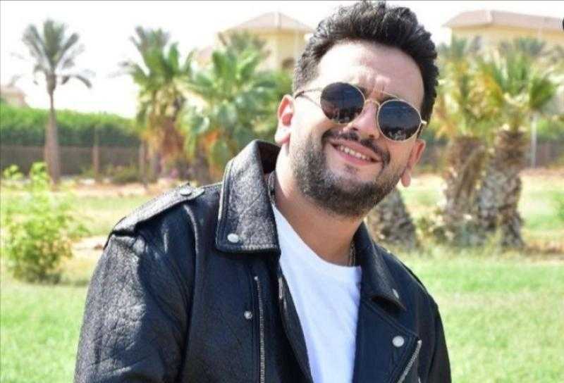 مصطفى خاطر يروج لمسرحية «عائلة تس» قبل ساعات من عرضها