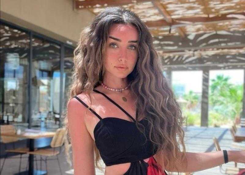 هنا الزاهد تستمتع بعطلتها الصيفية على شاطئ البحر| «فيديو»