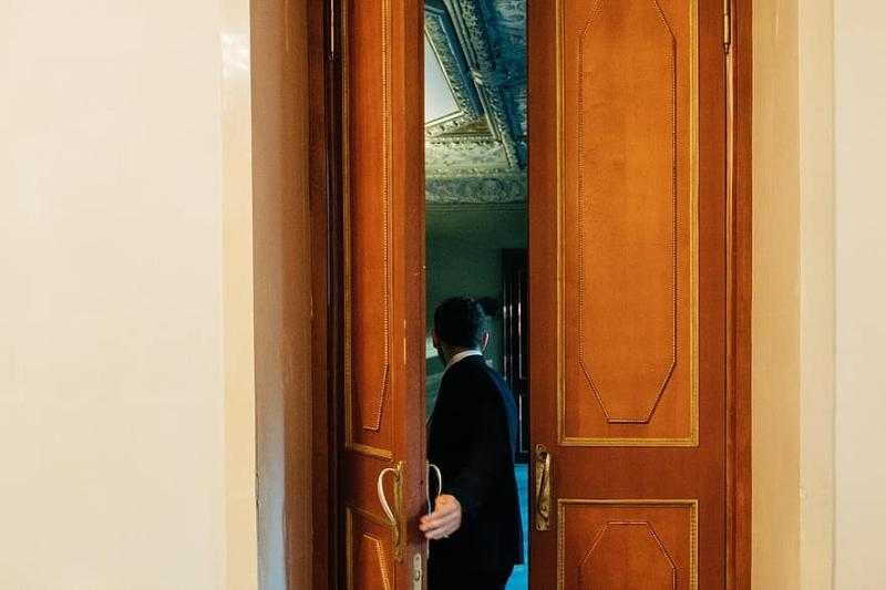 يطرد الشيطان ويجلب البركة.. دعاء دخول المنزل