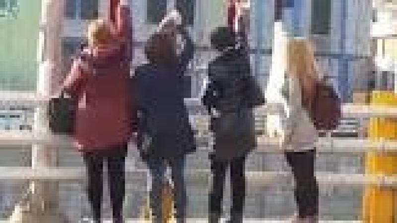 في يومه الوطني.. سيدات يخلعن الحجاب في الشوارع لسبب صادم - فيديو