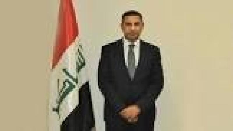 شاهد.. فيديو مثير لسفير العراق يقدم على فعل غريب في بيروت