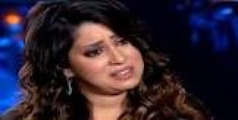 آيتن عامر باكية: صحفية أنقذت حياتي ونفسي أقابلها - فيديو