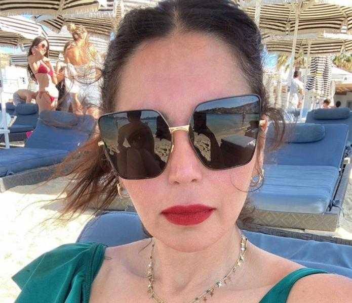 لقاء الخميسي تستمتع بعطلتها الصيفية على شاطئ البحر «صور»