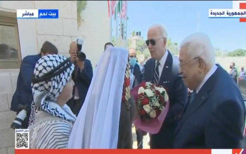 شاهد .. لحظة وصول بايدن إلى مقر الرئاسة الفلسطيني للقاء محمود عباس