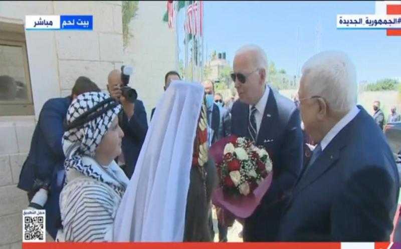 ماذا فعل بايدن بعد تقديم الأطفال الفلسطينيين باقة من الورود له | شاهد
