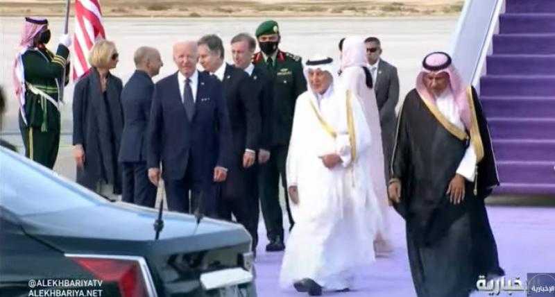 شاهد.. أمير مكة يستقبل الرئيس الأمريكي في مطار الملك عبد العزيز