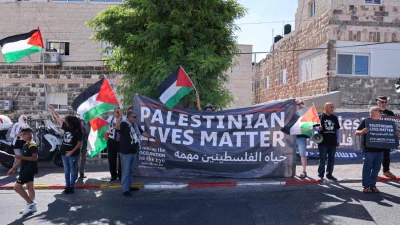 فلسطينيون يتظاهرون ضد زيارة الرئيس الأمريكى