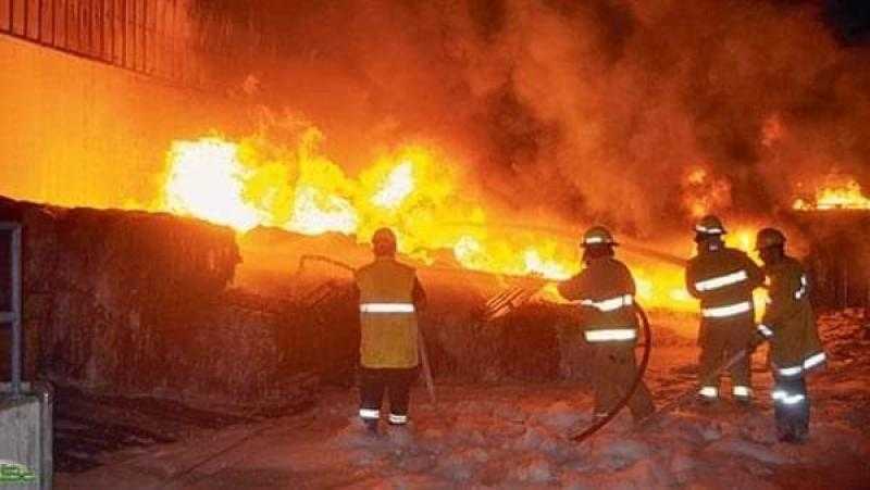 شاهد.. فيديو يعرض لقطات مفجعة لحريق هائل يلتهم 4 منازل بإحدى قرى قنا