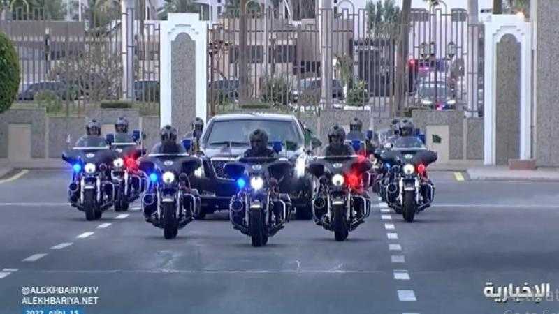 شاهد.. موكب ضخم للرئيس الأمريكي خلال توجهه إلى قصر السلام