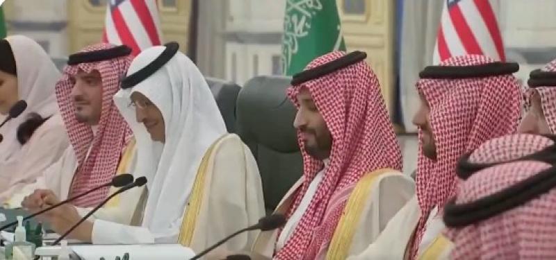 شاهد.. إعلامية أمريكية تُحرج بايدن بسؤال مفاجئ.. وردة فعل غير متوقعة من ولي العهد السعودي