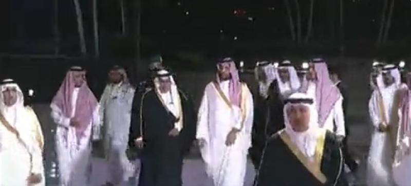 ولي العهد السعودي يستقبل نظيره البحريني بمطار جدة.. فيديو