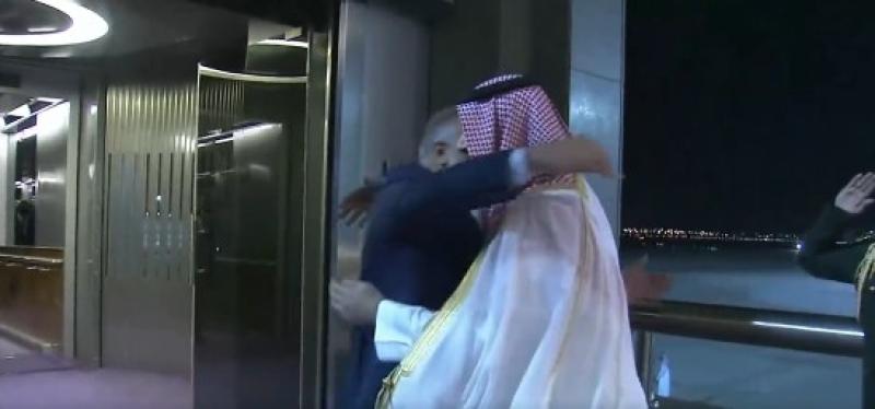 شاهد.. استقبال حار من ولي العهد السعودي لرئيس وزراء العراق في مطار جدة