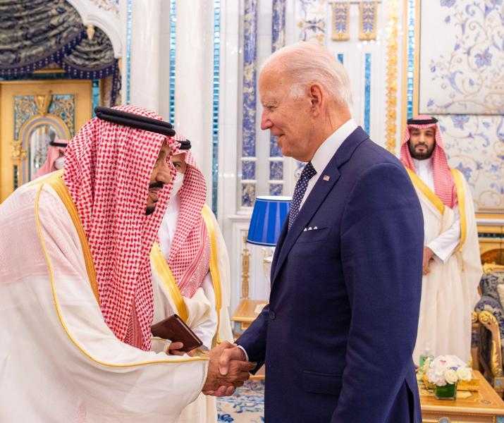 لماذا لم يستقبل الملك سلمان وولي العهد السعودي «بايدن» في مطار جدة؟.. فيديو