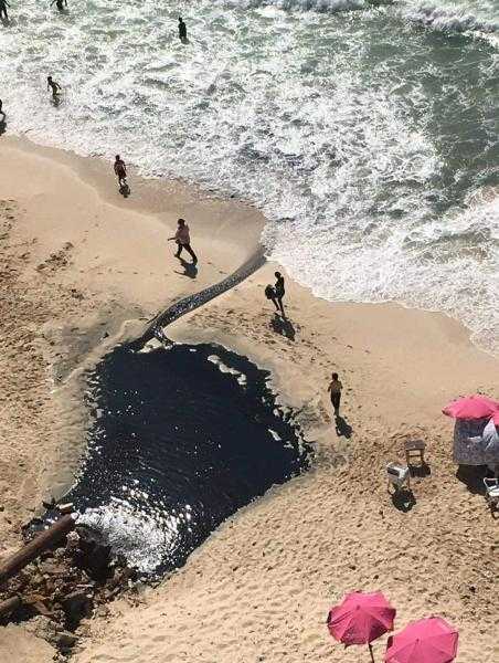 مياه الصرف الصحي تغرق شواطئ الإسكندرية.. ومواطن: نناشد الرصد البيئي