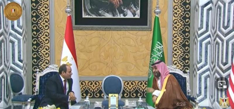 شاهد.. ولي العهد السعودي يستقبل الرئيس السيسي بالسعودية