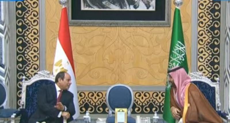 شاهد.. حديث جانبي بين السيسي وولي العهد السعودي بقمة جدة