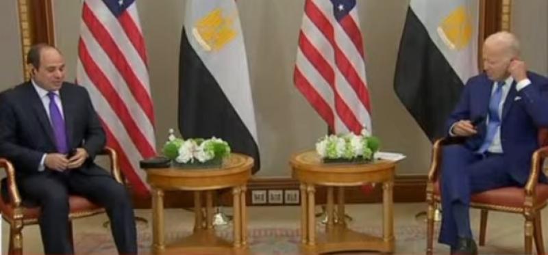 تصرف غامض لـ«بايدن» أثناء لقائه مع السيسي بقمة جدة «فيديو»