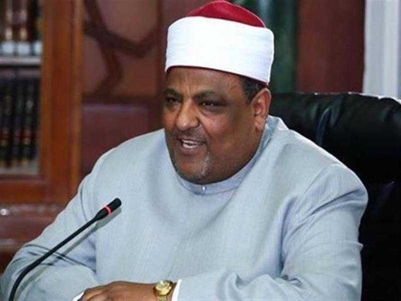 بسبب الحجاب واللون الأبيض.. وكيل الأزهر السابق يفتح النار على حفل عمرو دياب