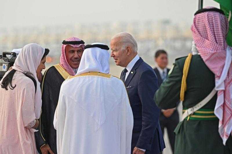 لهذا السبب لم يستقبل الملك سلمان جو بايدن في المطار - فيديو