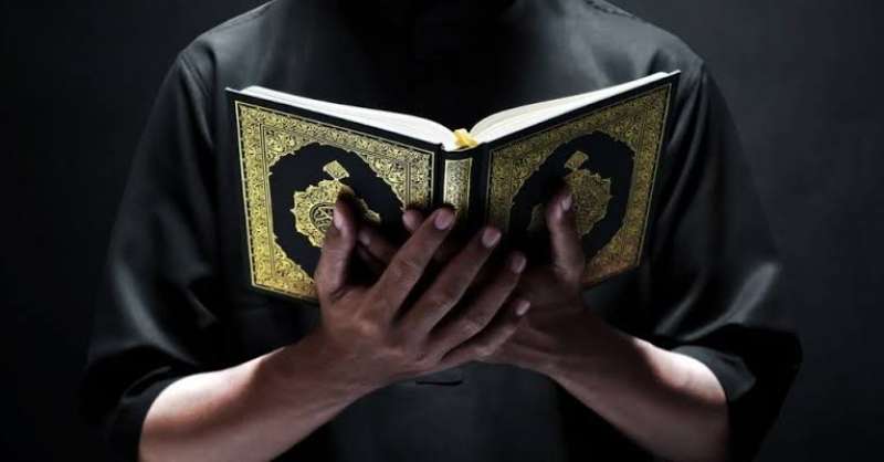 يقرأ القرآن 