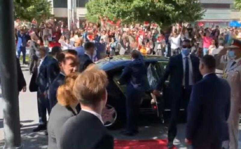 شاهد .. الجالية المصرية تنظم استقبالا حافلا لـ «السيسي» بمقر إقامته ببرلين