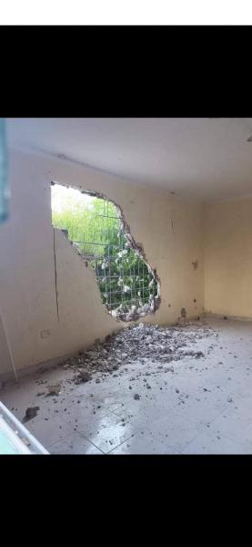 هدم عمارة من قبل بلطجي 