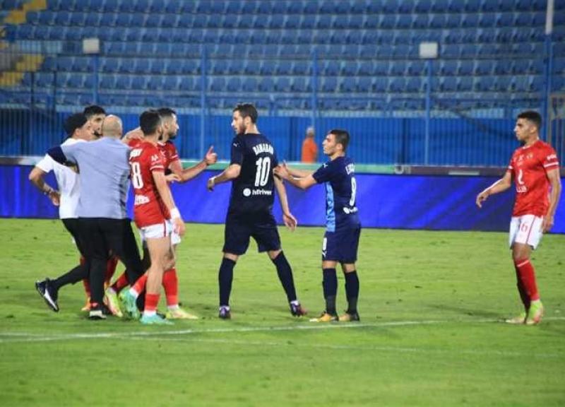 عبد الحفيظ يعاقب لاعبي الأهلي بسبب لقاء بيراميدز.. «رقم فلكي»
