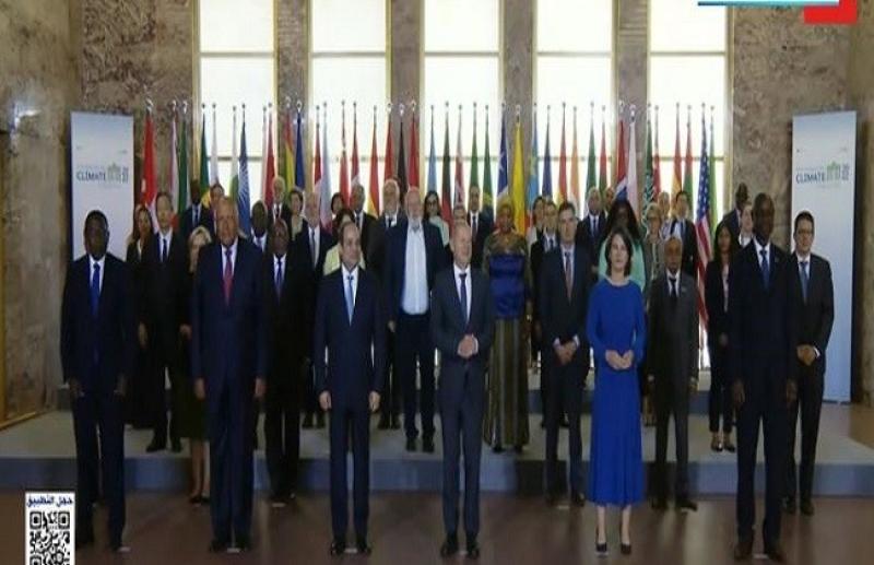 صورة تذكارية للمشاركين في حوار بطرسبرج للمناخ بمشاركة السيسي